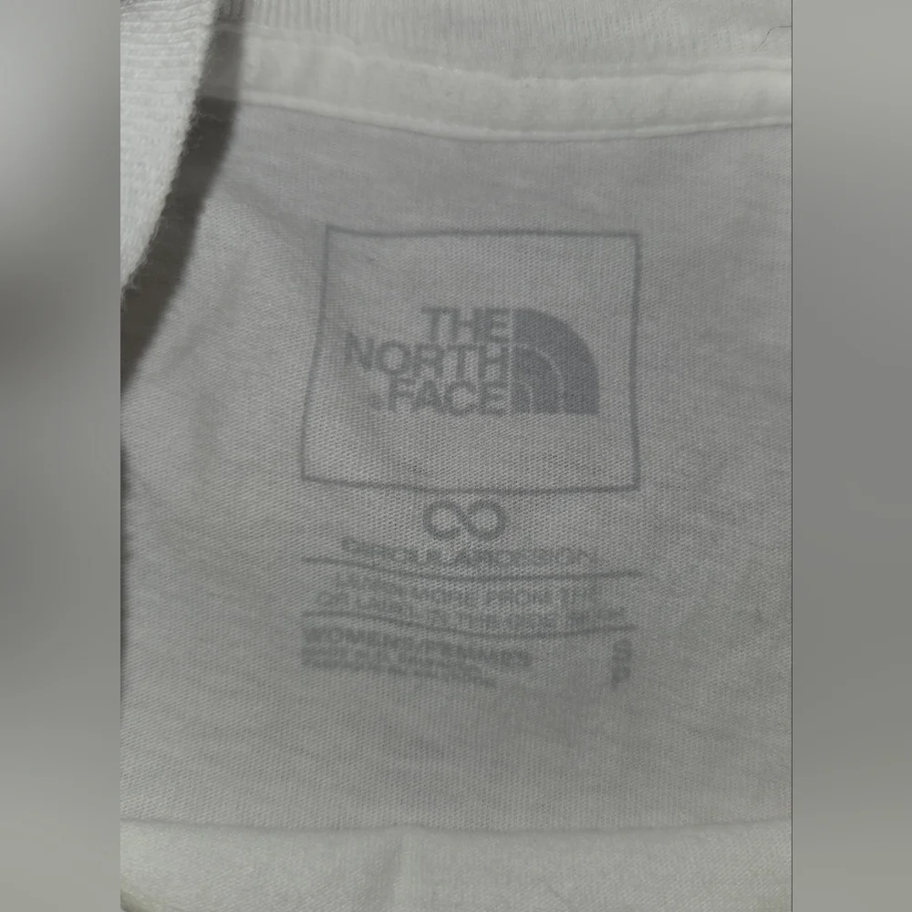 The North Face Small White T-Shirt - Picture 3 of 4